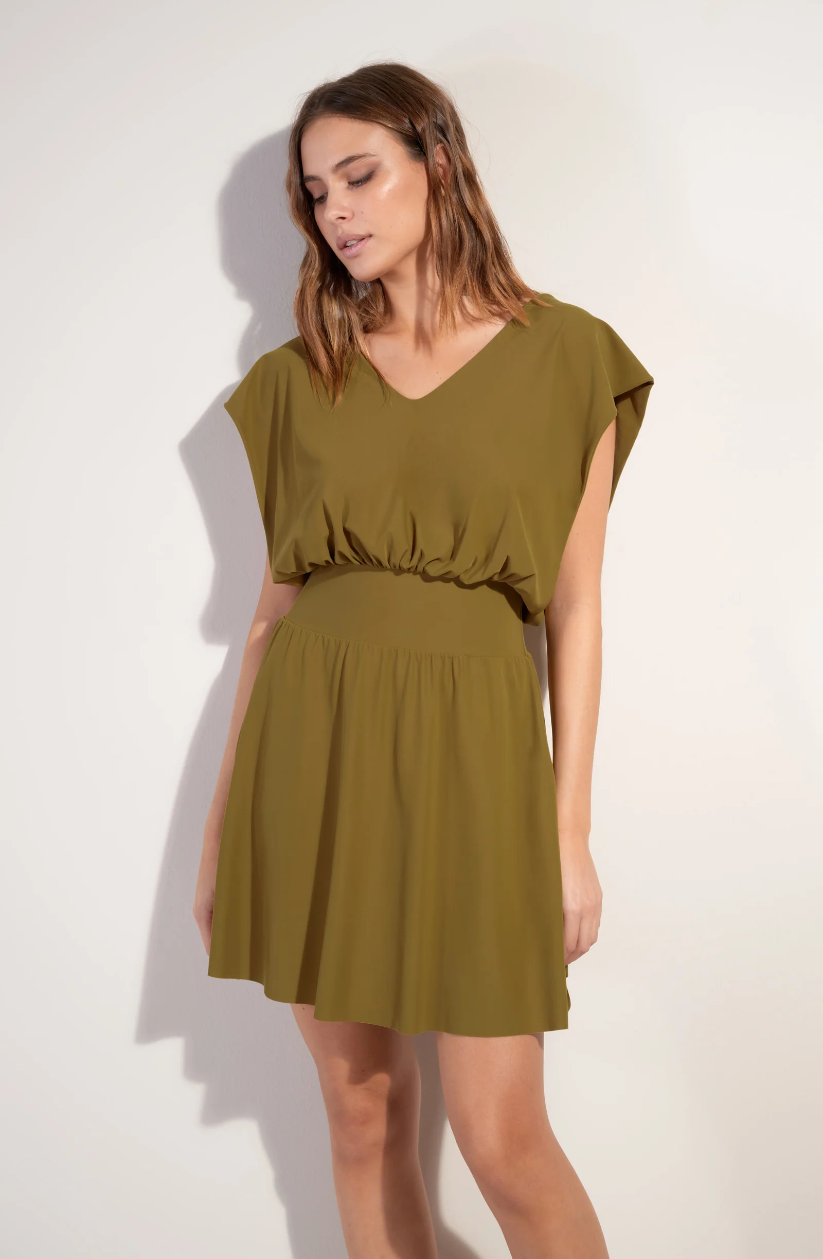 nola Robe courte en voile extensible décolleté V bronze Bronze