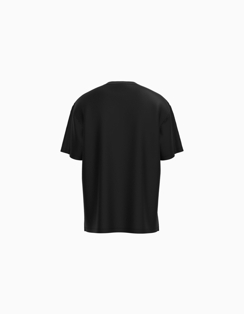 Camiseta de manga curta com modelagem quadrada e estampa da tendência atual.
