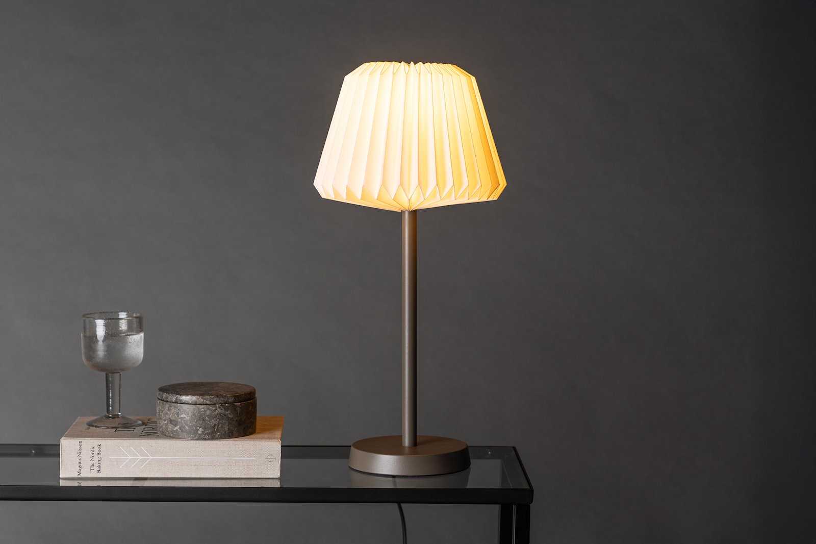 Tandådalen bordlampe Mocca farget fot, hvit skjerm