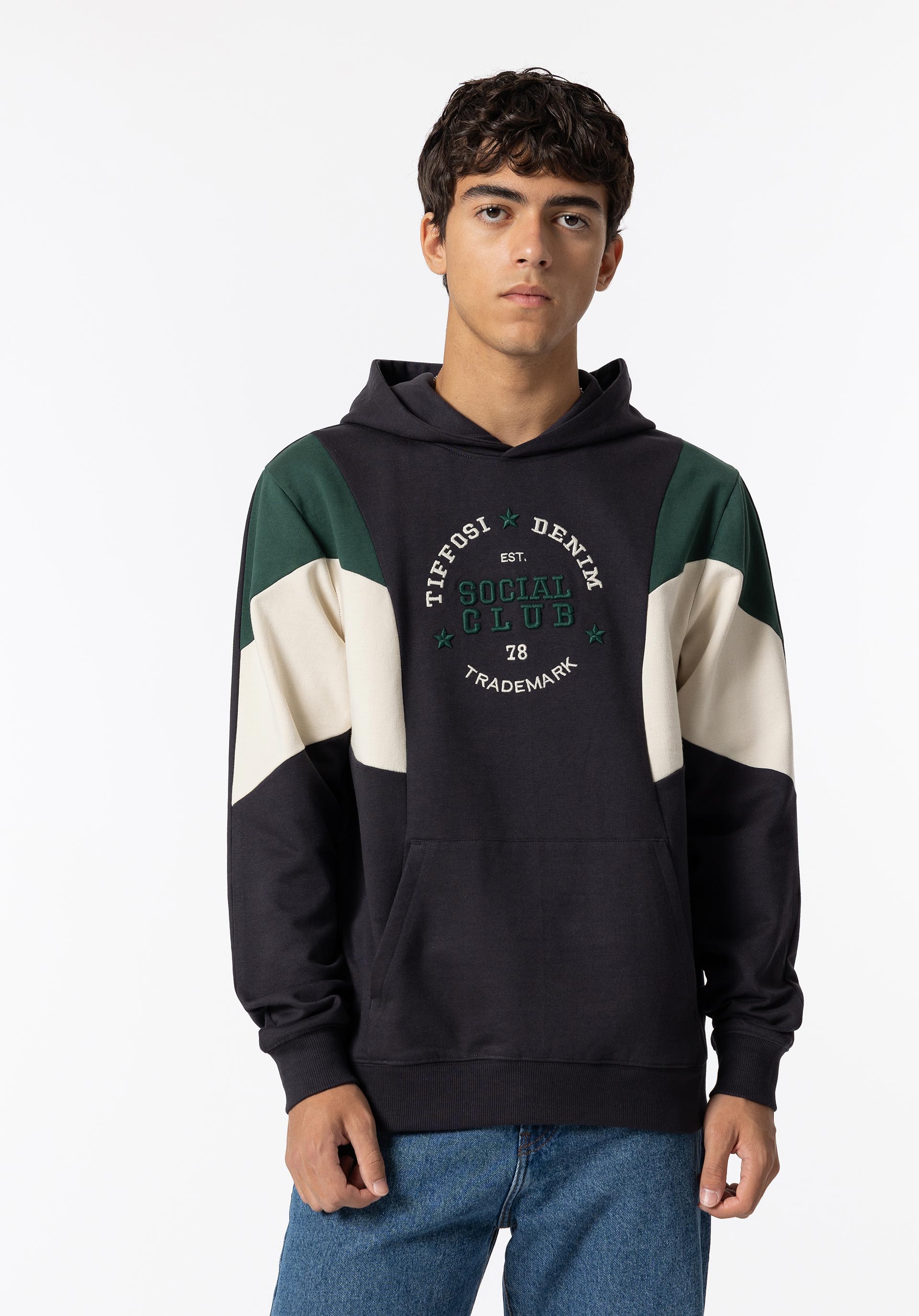 Hoodie Tricolor com Bordado Frontal