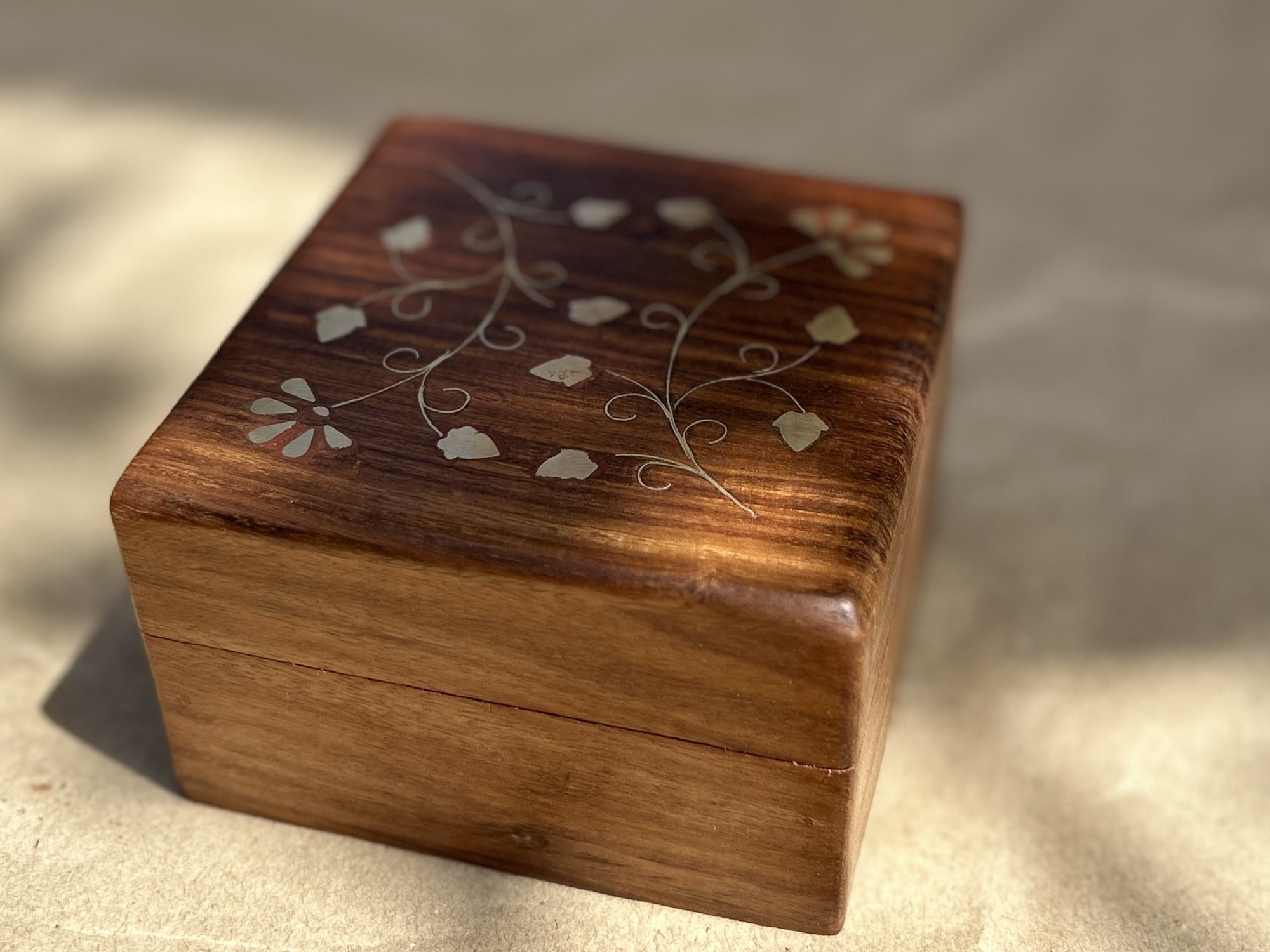 Holz-Schatulle mit Messingintarsien, braun, gold, B 10 cm, L 10 cm, H 6 cm von fischer's lagerhaus