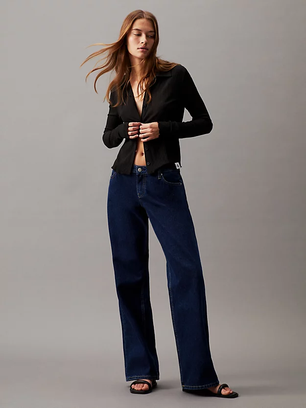 Calça jeans folgada de cintura extremamente baixa