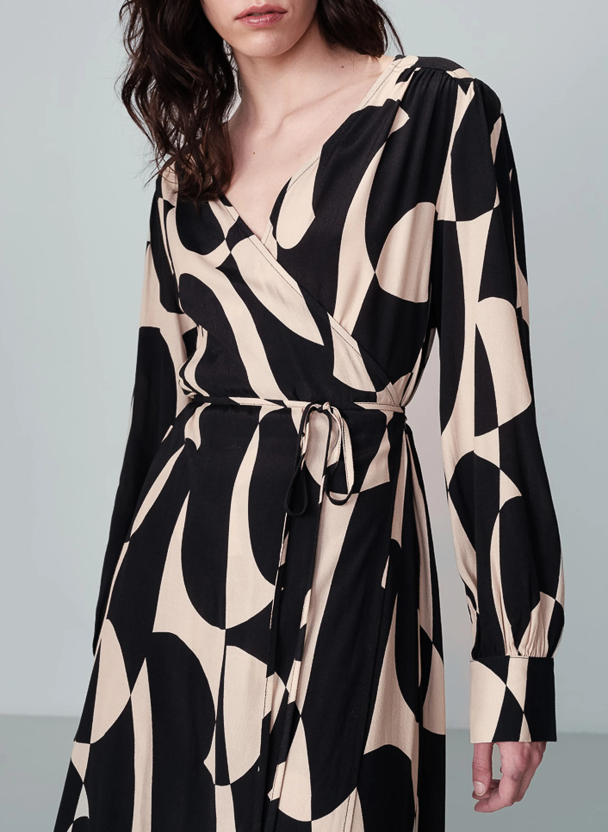 NEMOURS - Robe longue portefeuille imprimée | Noir
