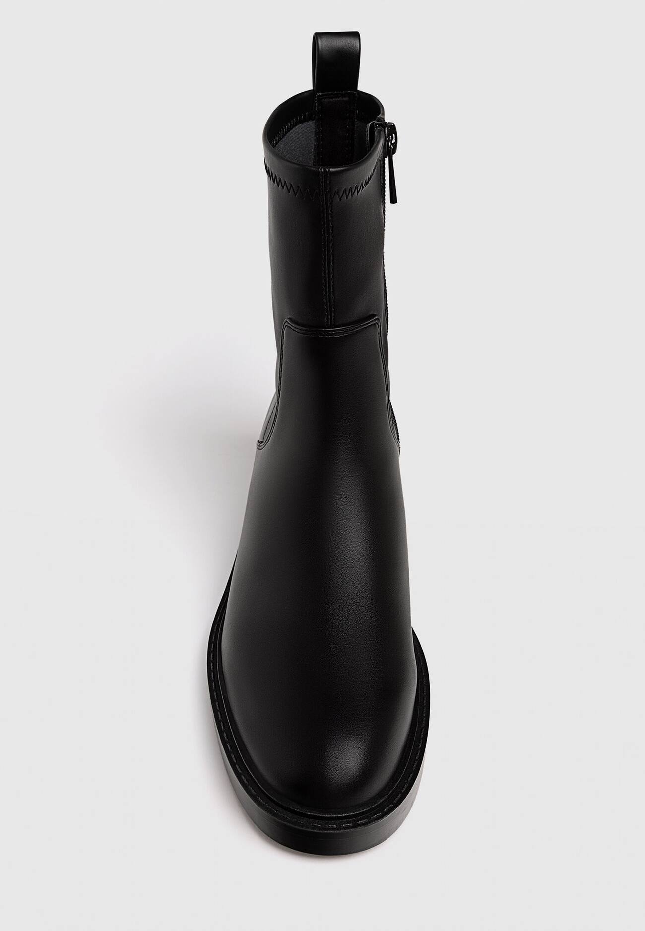 Botas pretas de cano curto sem salto