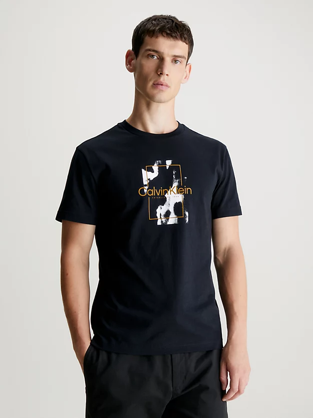 Camiseta com logotipo camuflado