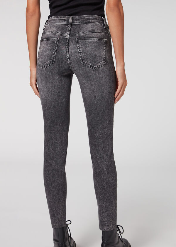 Calça jeans super skinny com botões