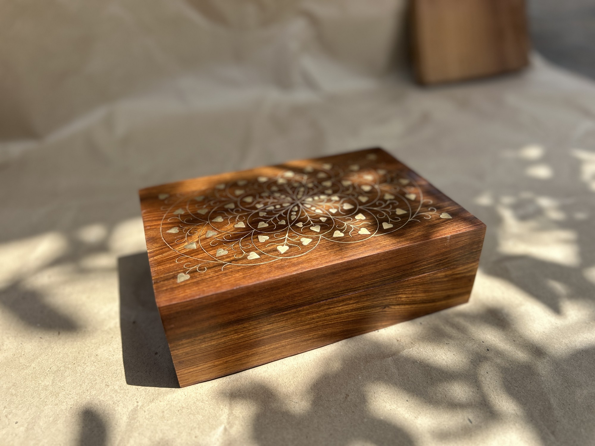 Holz-Schatulle mit Messingintarsien, braun, gold, B 23 cm, L 15,5 cm, H 7 cm von fischer's lagerhaus