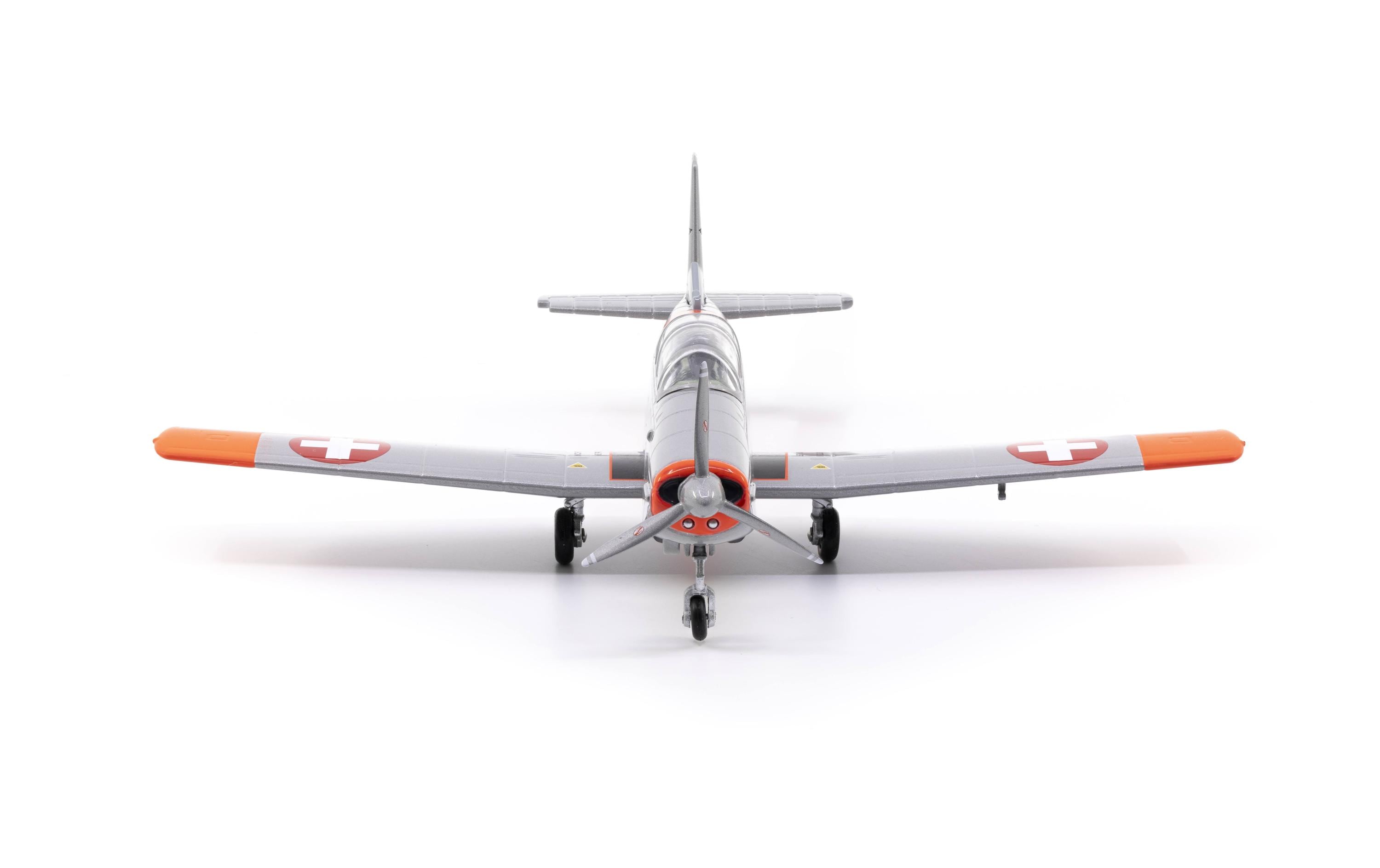 Pilatus P-3 A-829 inkl. Chromständer 1:72Flugzeugmodell Pilatus P-3 mit Chromständer