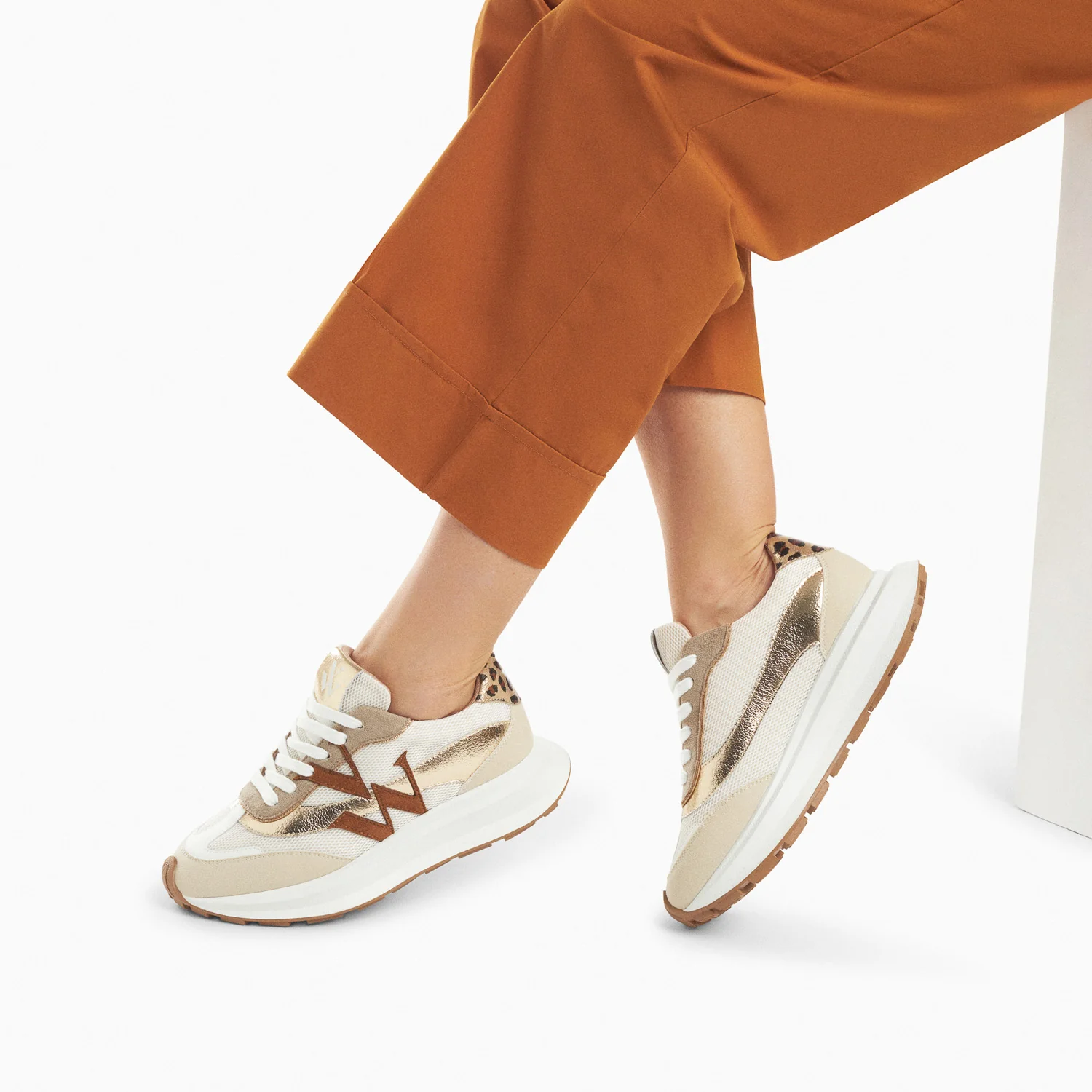 Sneakers-Baskets monogramme Inès camel et or à semelle oversize