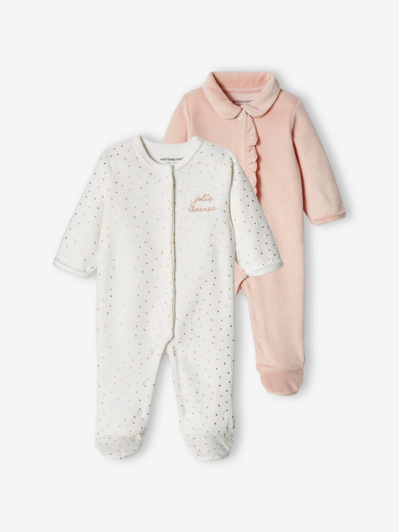 Conjunto com 2 macacões de bebê em veludo rosa claro com estampa de coração.