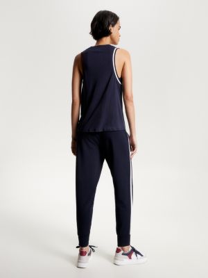 Regata esportiva com detalhes contrastantes