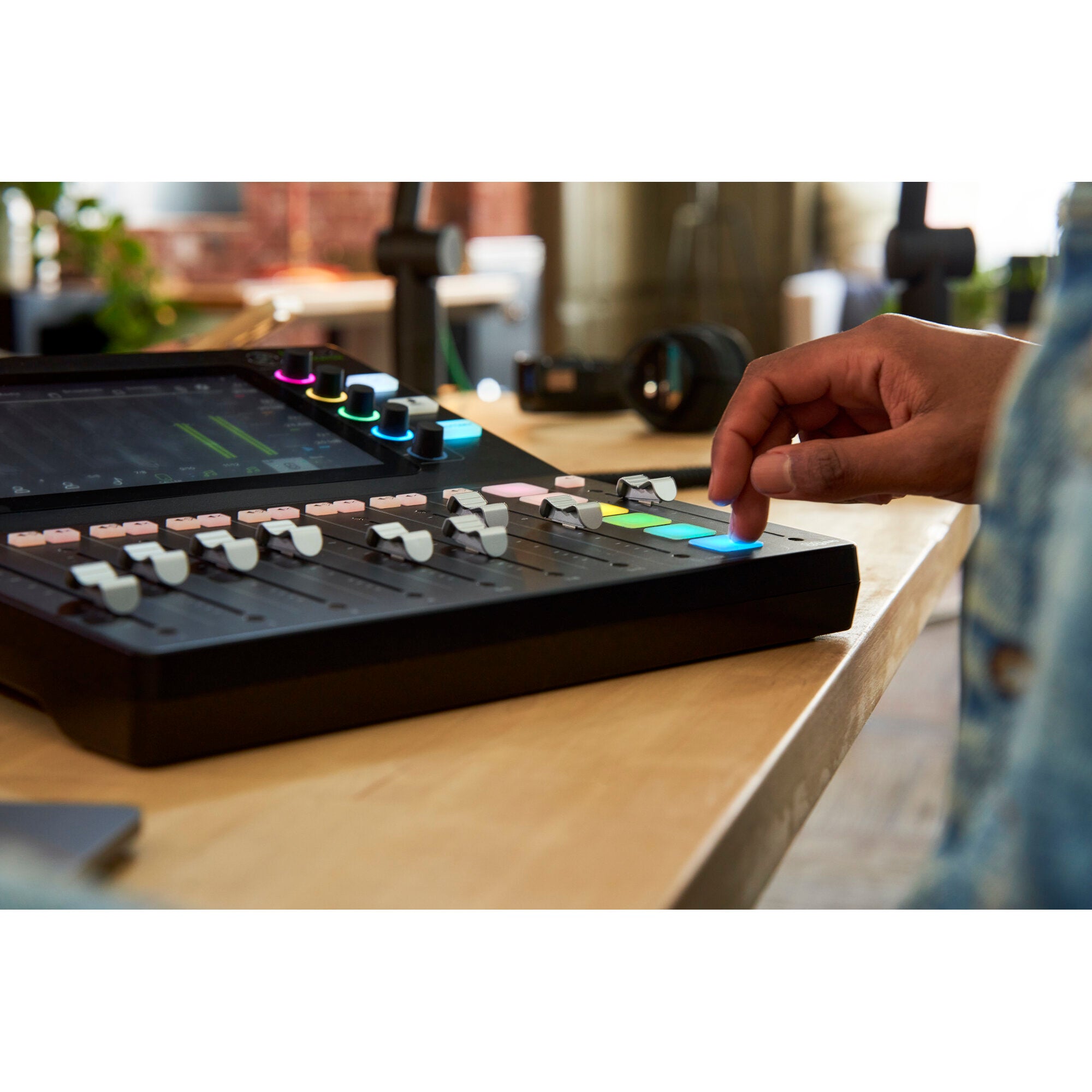 Mackie DLZ Creator podcast- & broadcast-mixer