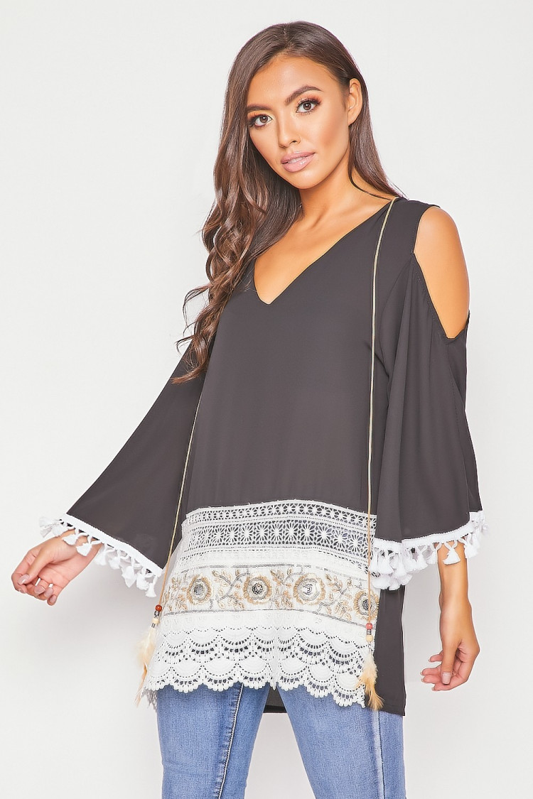 Robe noire avec empiècements dentelle