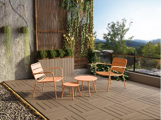 Salon de jardin en métal - 2 fauteuils bas empilables et tables gigognes - Orange clair - MIRMANDE de MYLIA