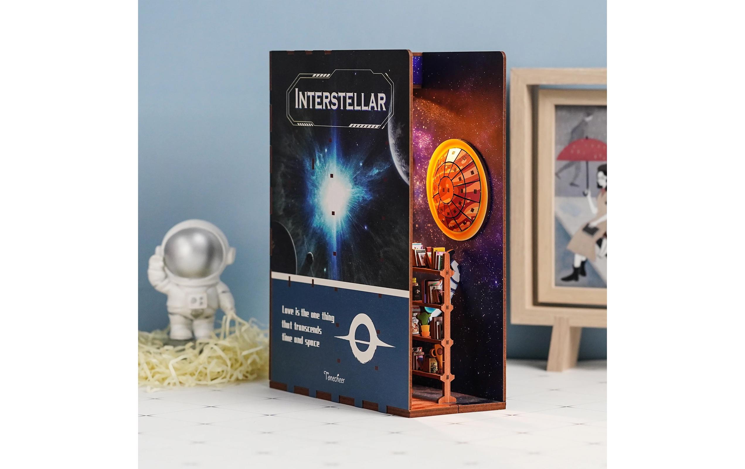 Bausatz Book Nook Interstellar3D-Modell aus lasergeschnittenen Holzteilen
