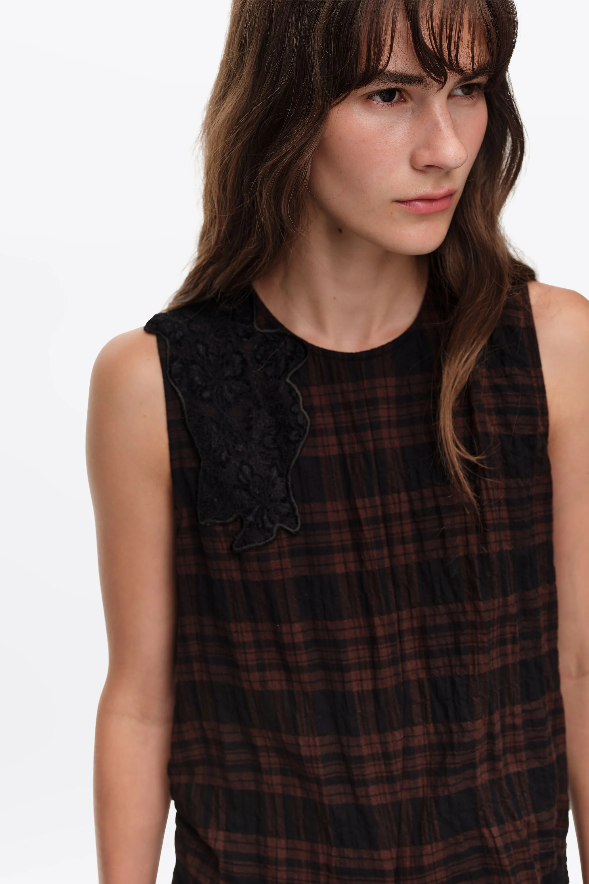 Vestido midi xadrez marrom escuro com detalhes em renda.