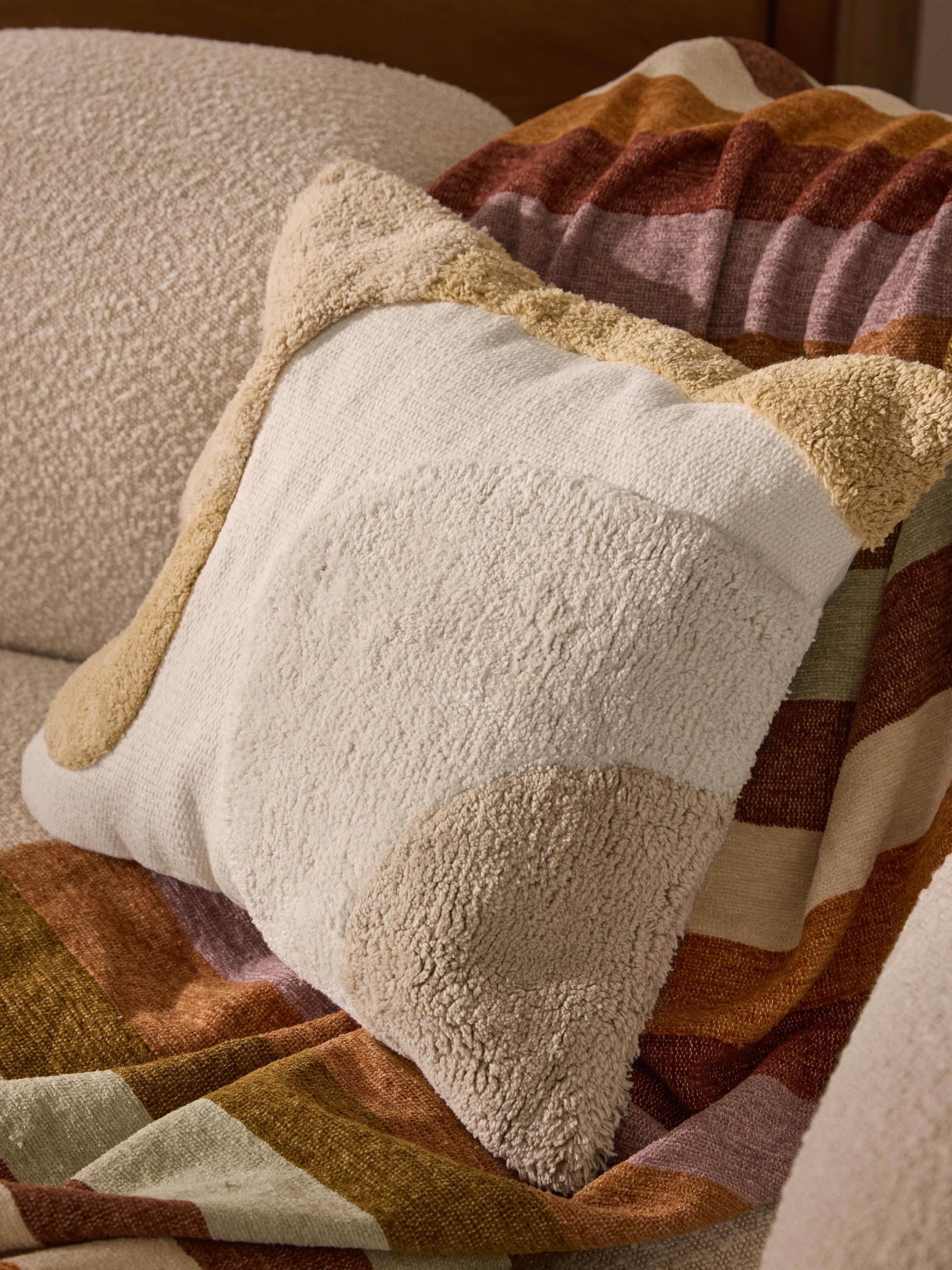 Handgetufte kussenhoes Malu met decoraties