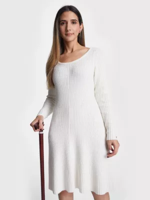 Vestido curto canelado com modelagem evasê e ajuste adaptável