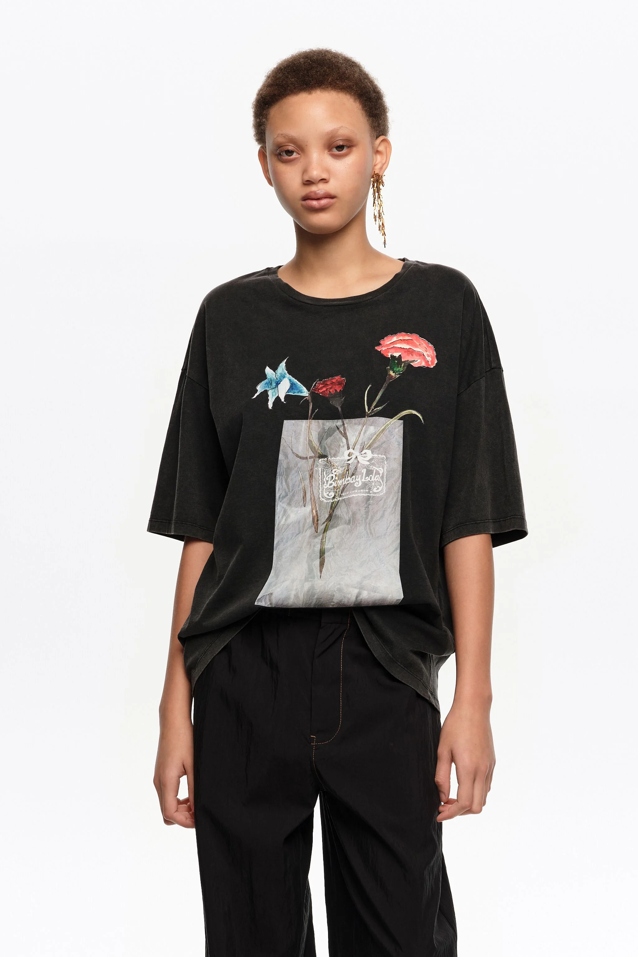 Camiseta preta desbotada com estampa floral