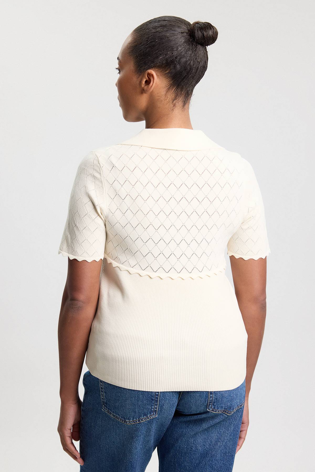 KarenMillen Haut Grande Taille À Col Côtelé Et Détail Point Tricoté À Manches Courtes