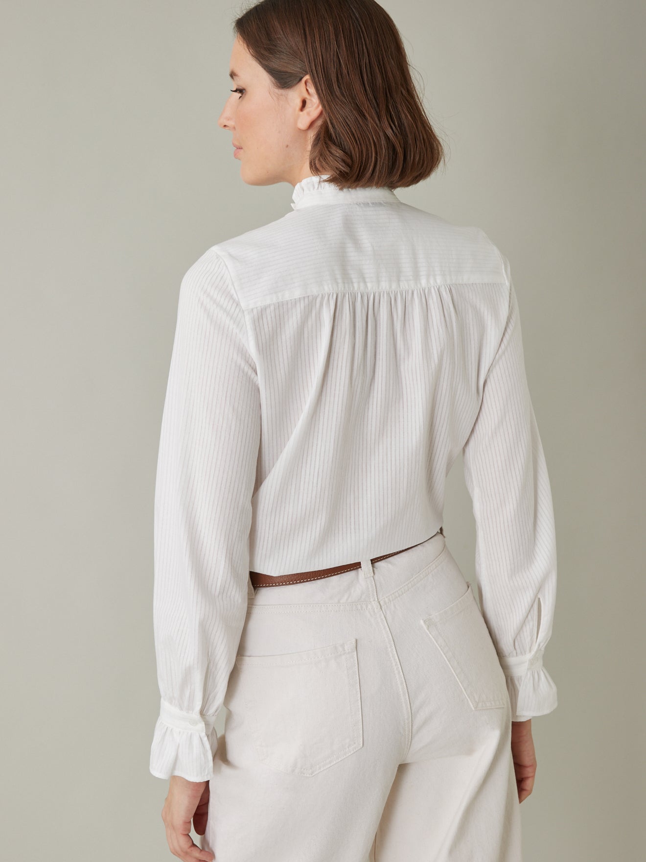 Chemise col volanté tissu façonné femme