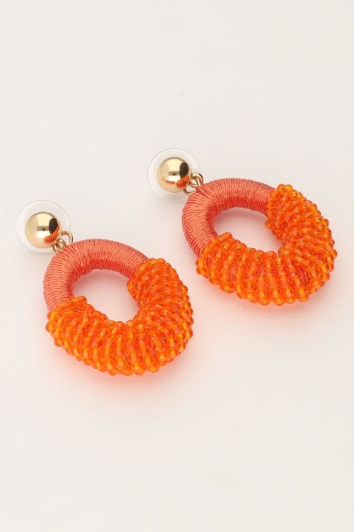 Oranje statement oorbellen met kraaltjes