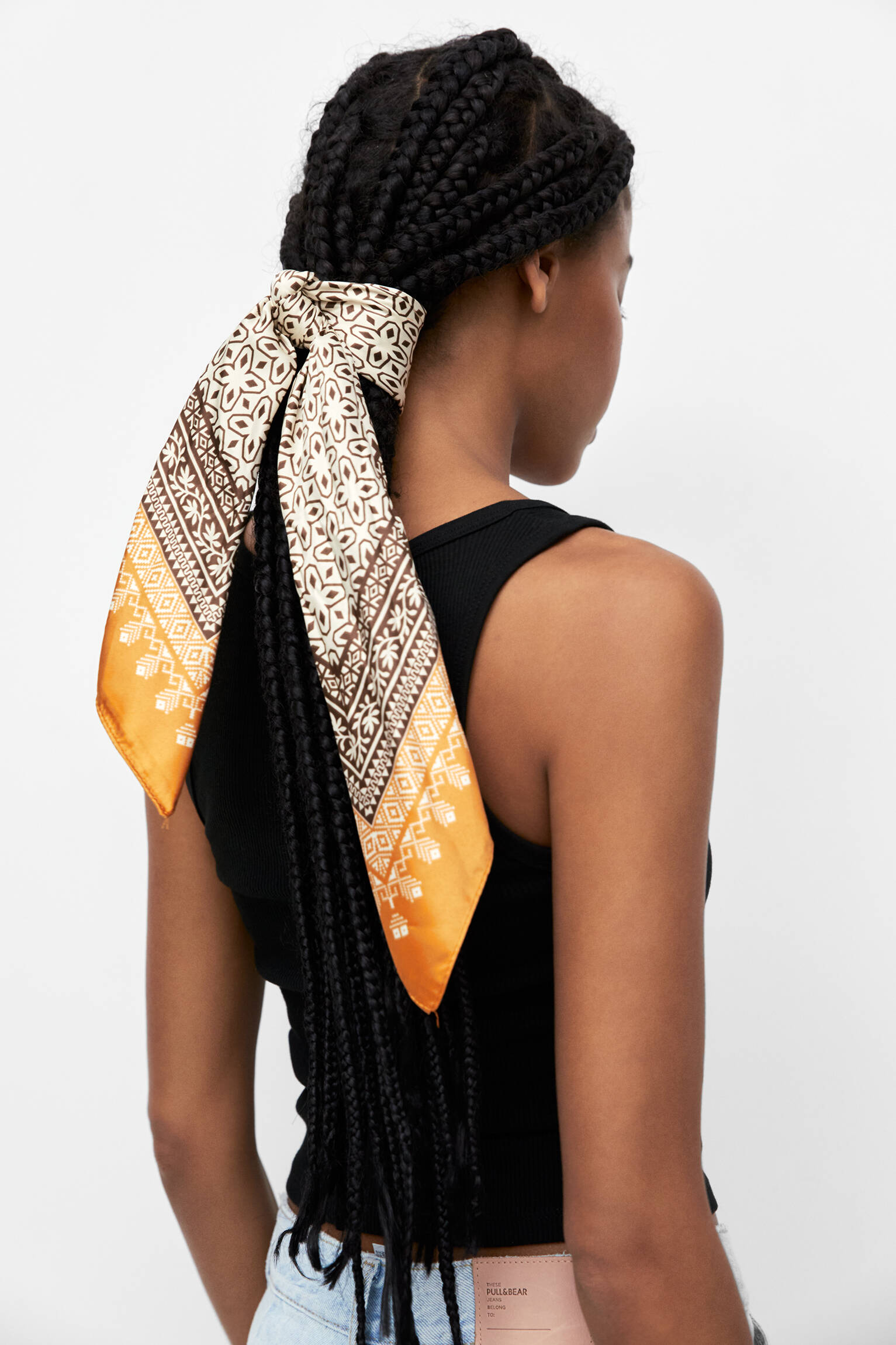 LENÇO DE CETIM COM ESTAMPA FLORAL - MARROM