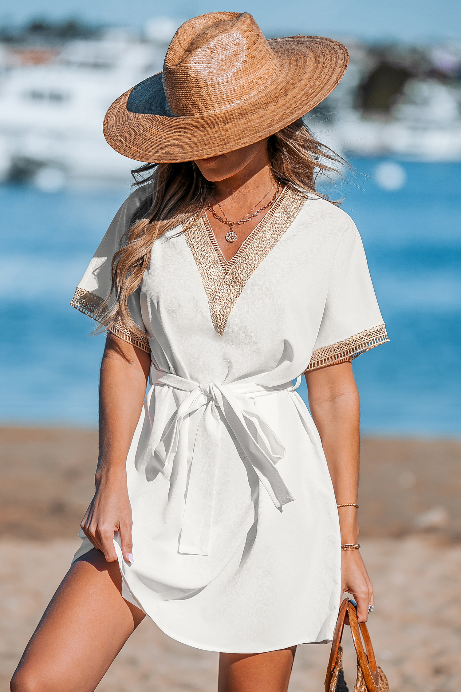 Robe mini avec col en V à bordures décoratives