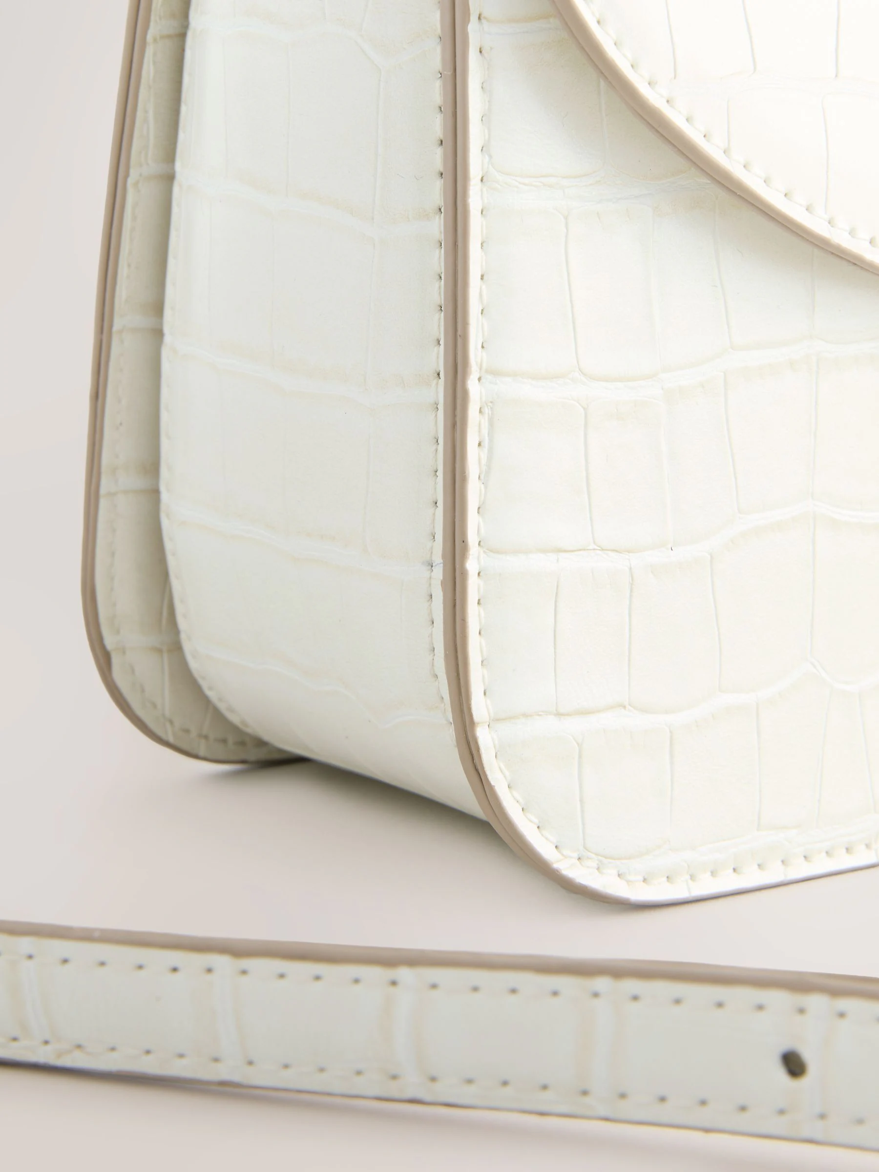 Botwit met krokodillenleereffect - Structured Cross Body Bag