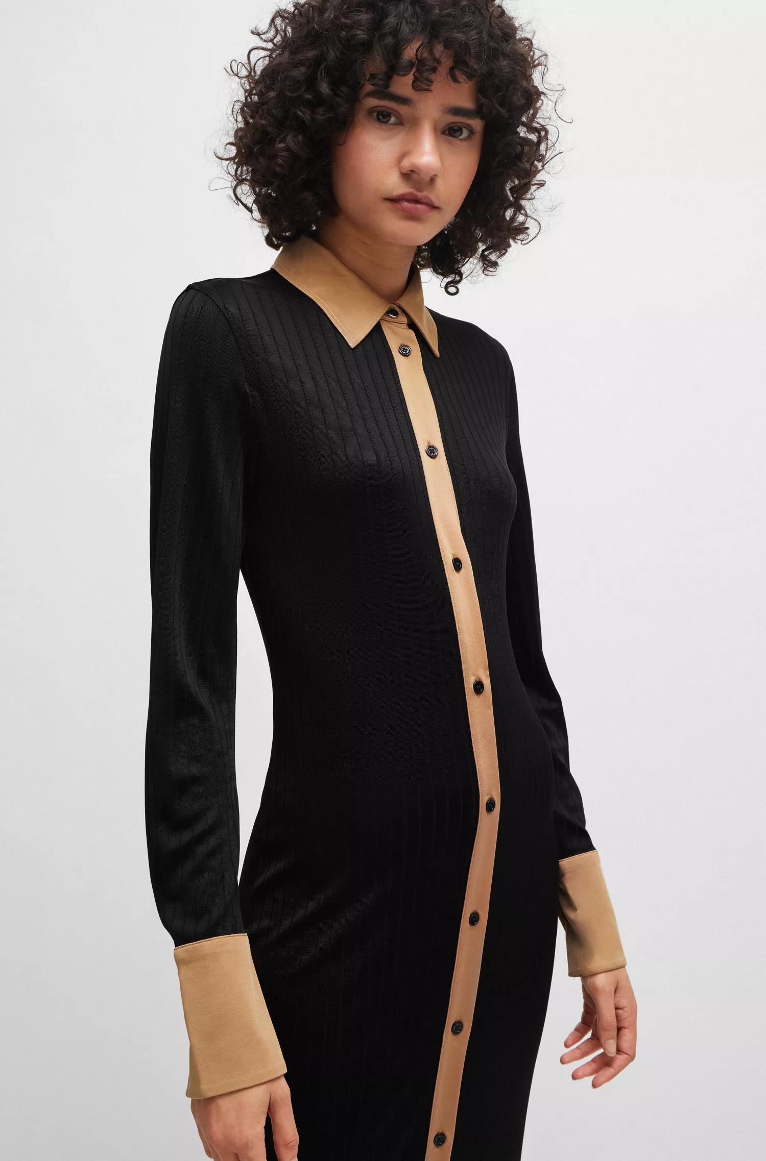 Vestido longo preto estilo camisa da BOSS em malha canelada