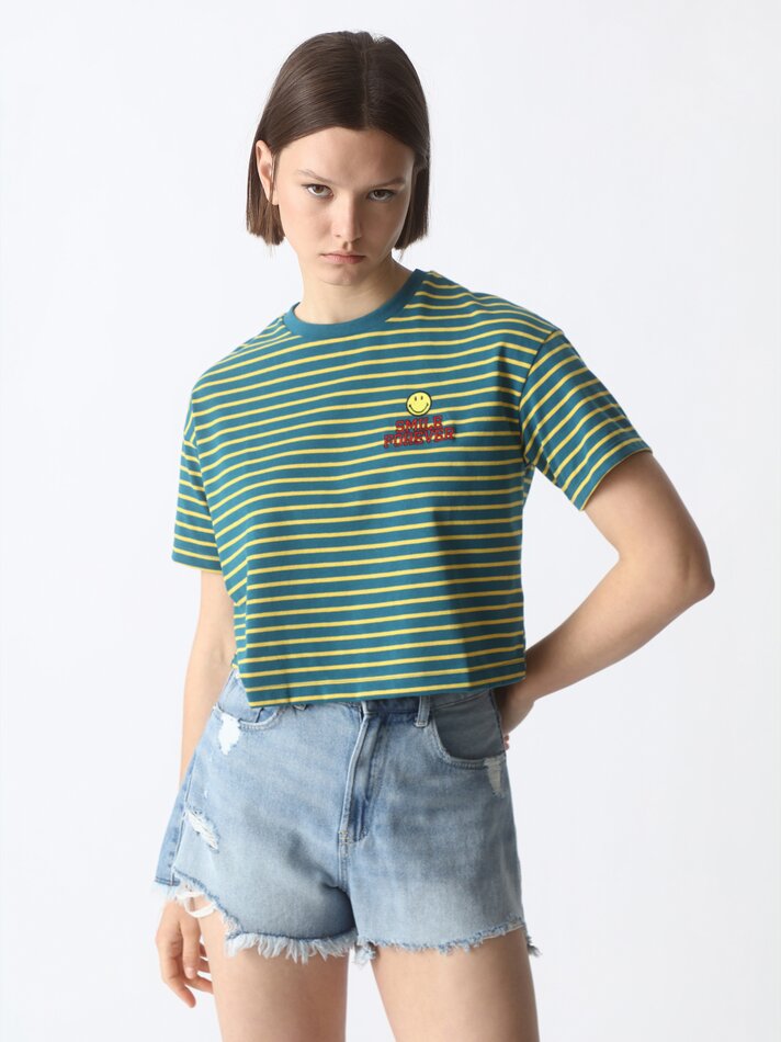 Camiseta cropped com carinha sorridente - Amarela