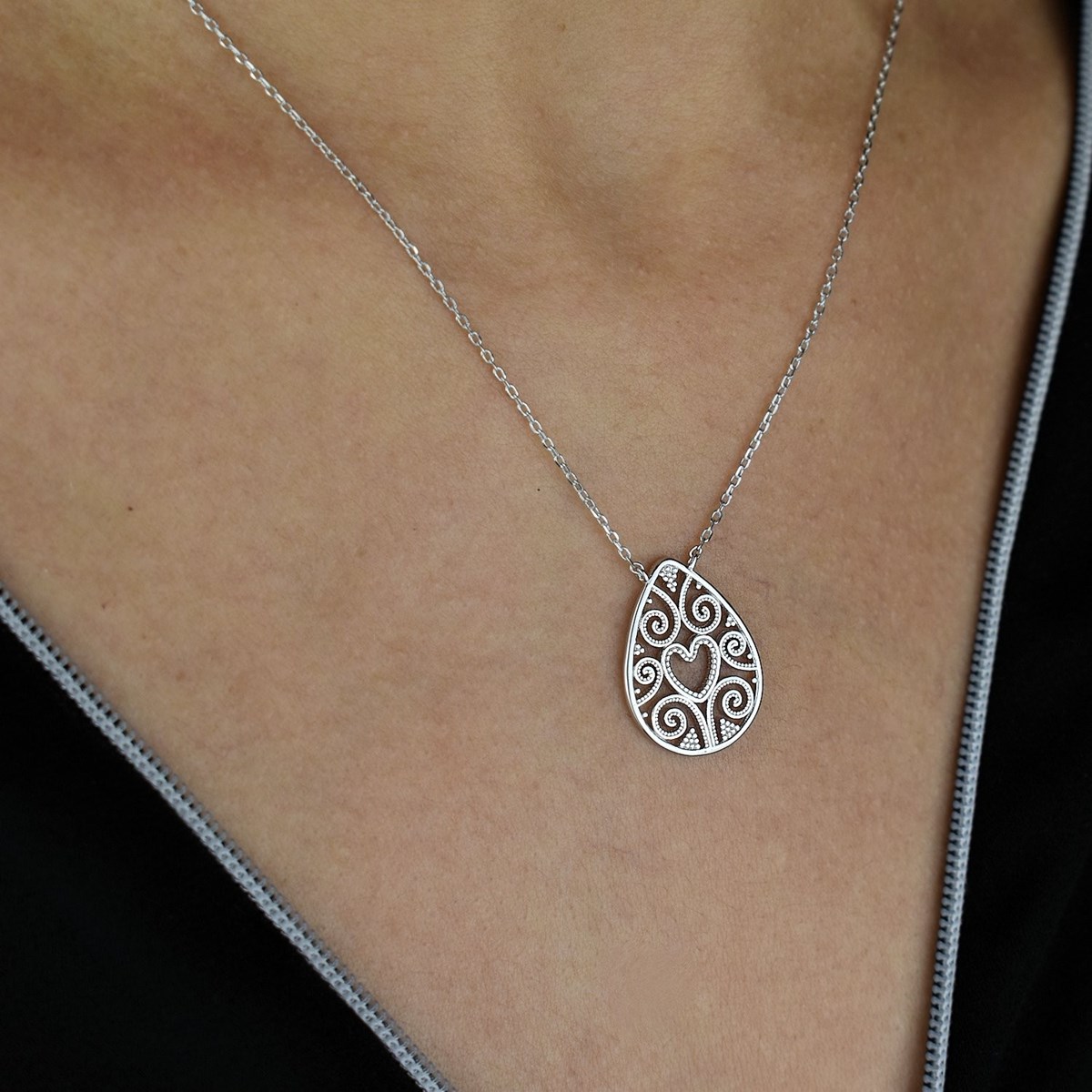 Collier coeur goutte ovale arabesque ciselée Argent 925 Rhodié