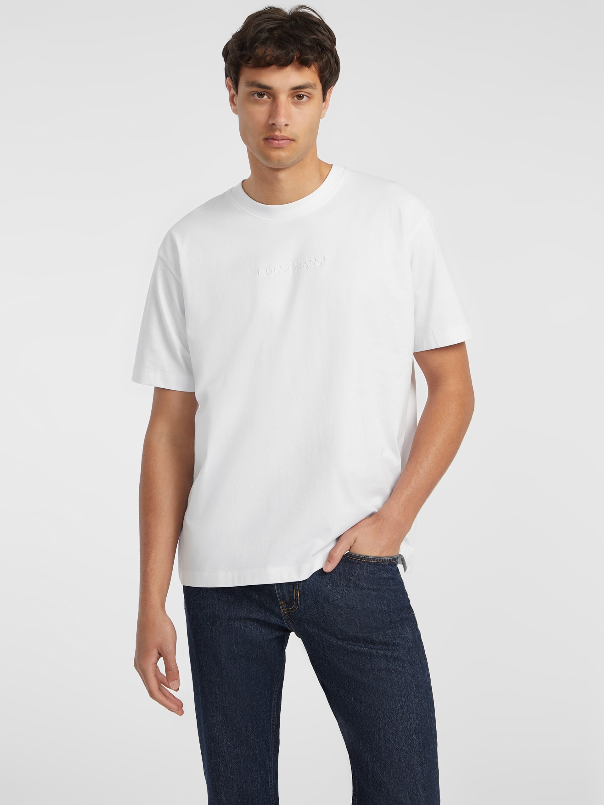 Camiseta com logotipo bordado