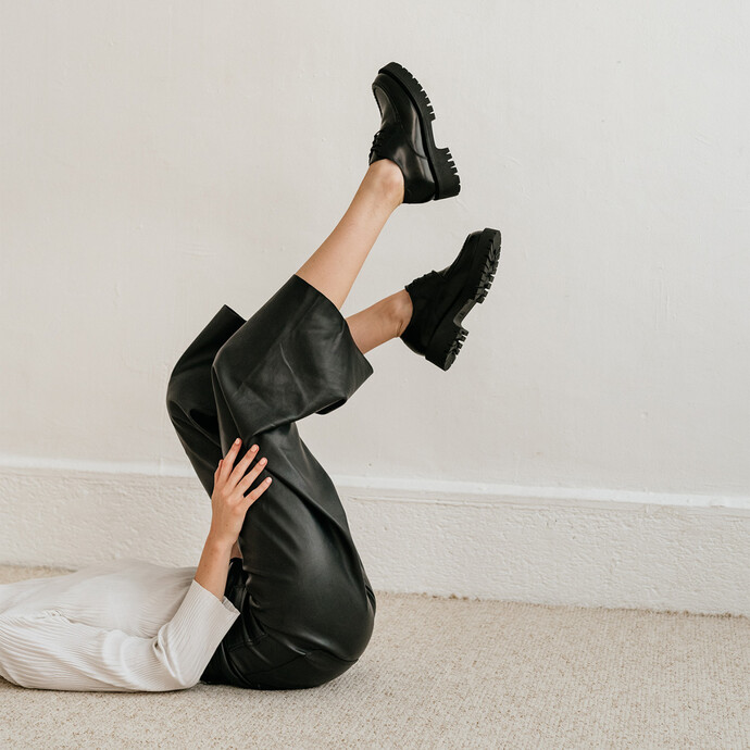 Derbies à lacets et semelles crantées  en cuir glacé noir