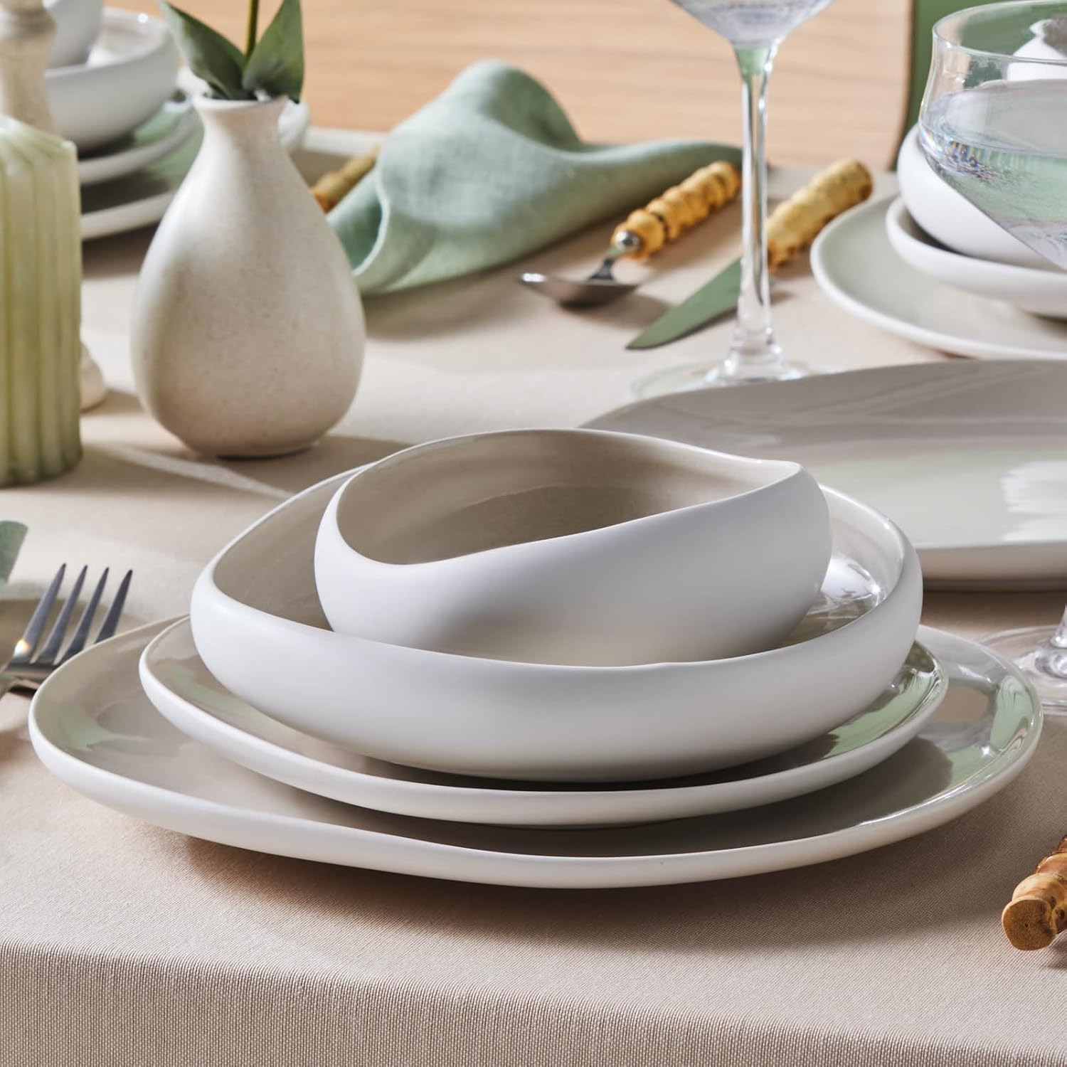 Karaca Earth Collection New Cupid 55-teiliges Steinzeug-Geschirrset für 12 Personen, Cremefarbene Teller- und Schüssel-Set, spülmaschinen- und gefrierschrankfest, Komplettes Geschirrset