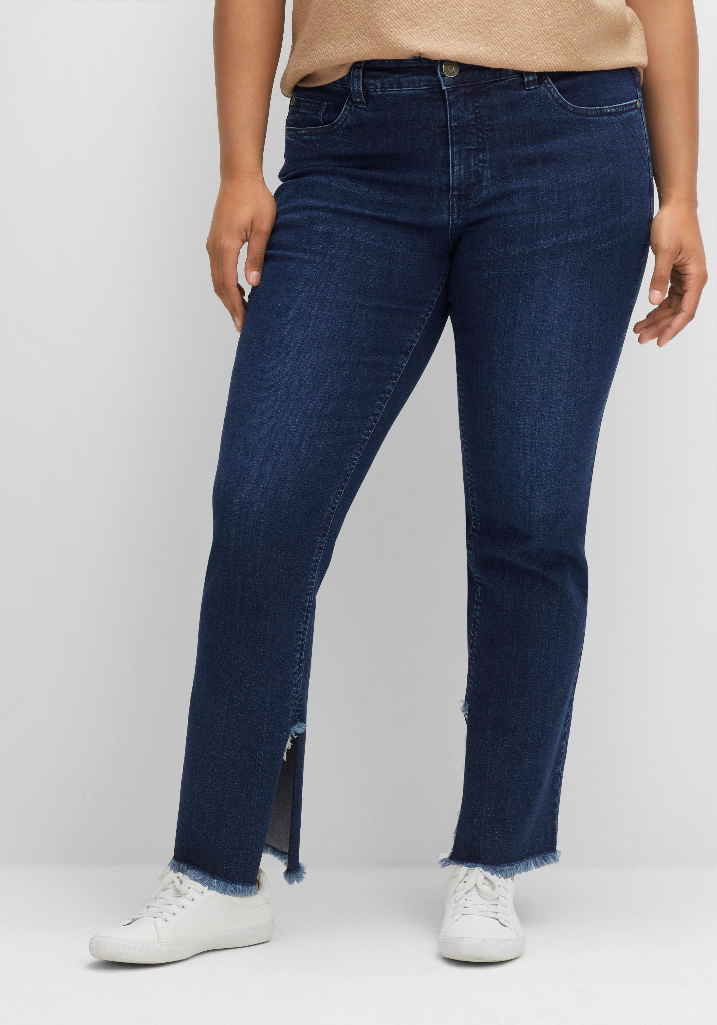 Gerade Jeans mit geschlitztem Innensaum