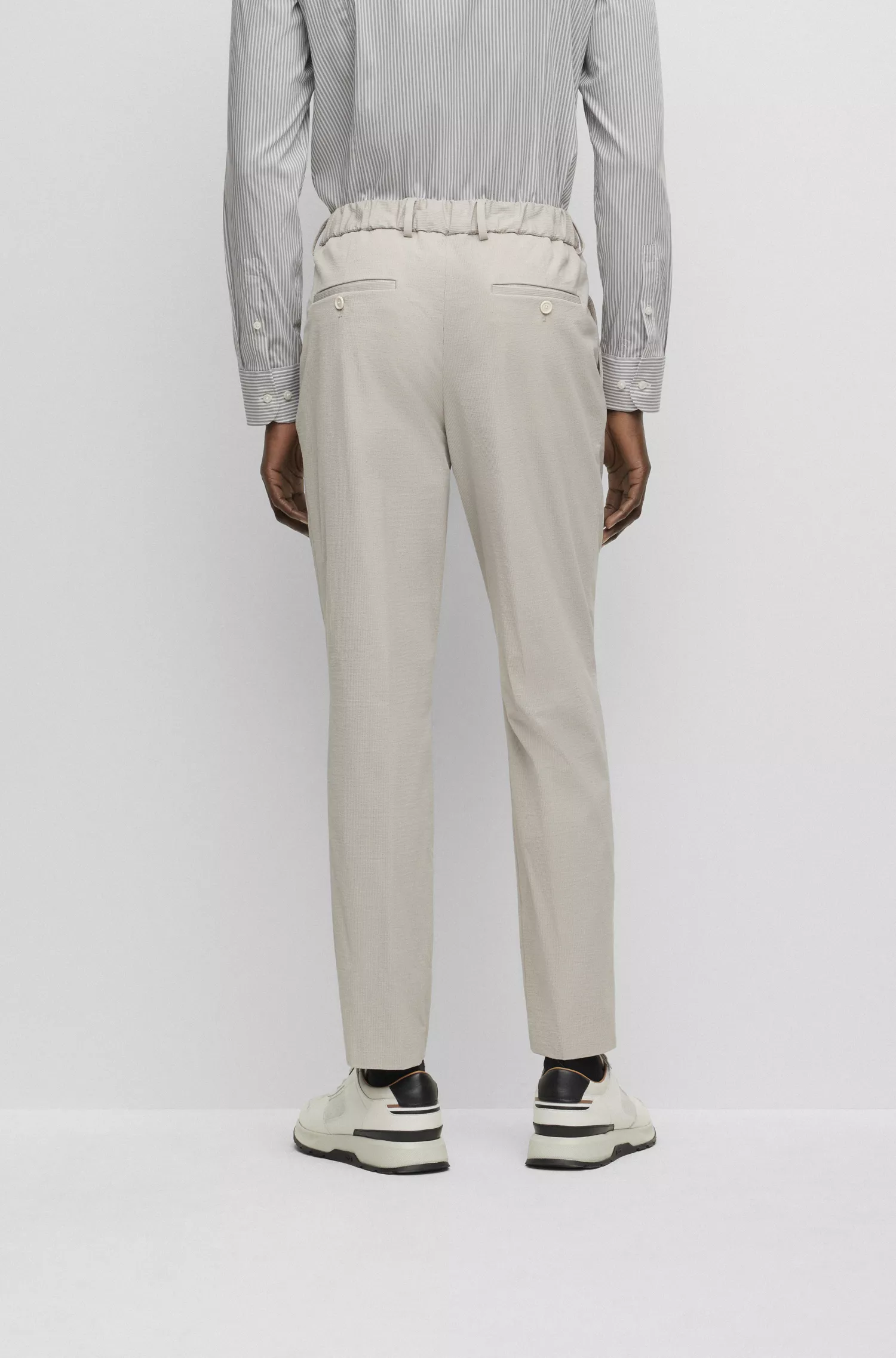 Terno slim fit preto da BOSS em tecido elástico de alta performance com microestampa.