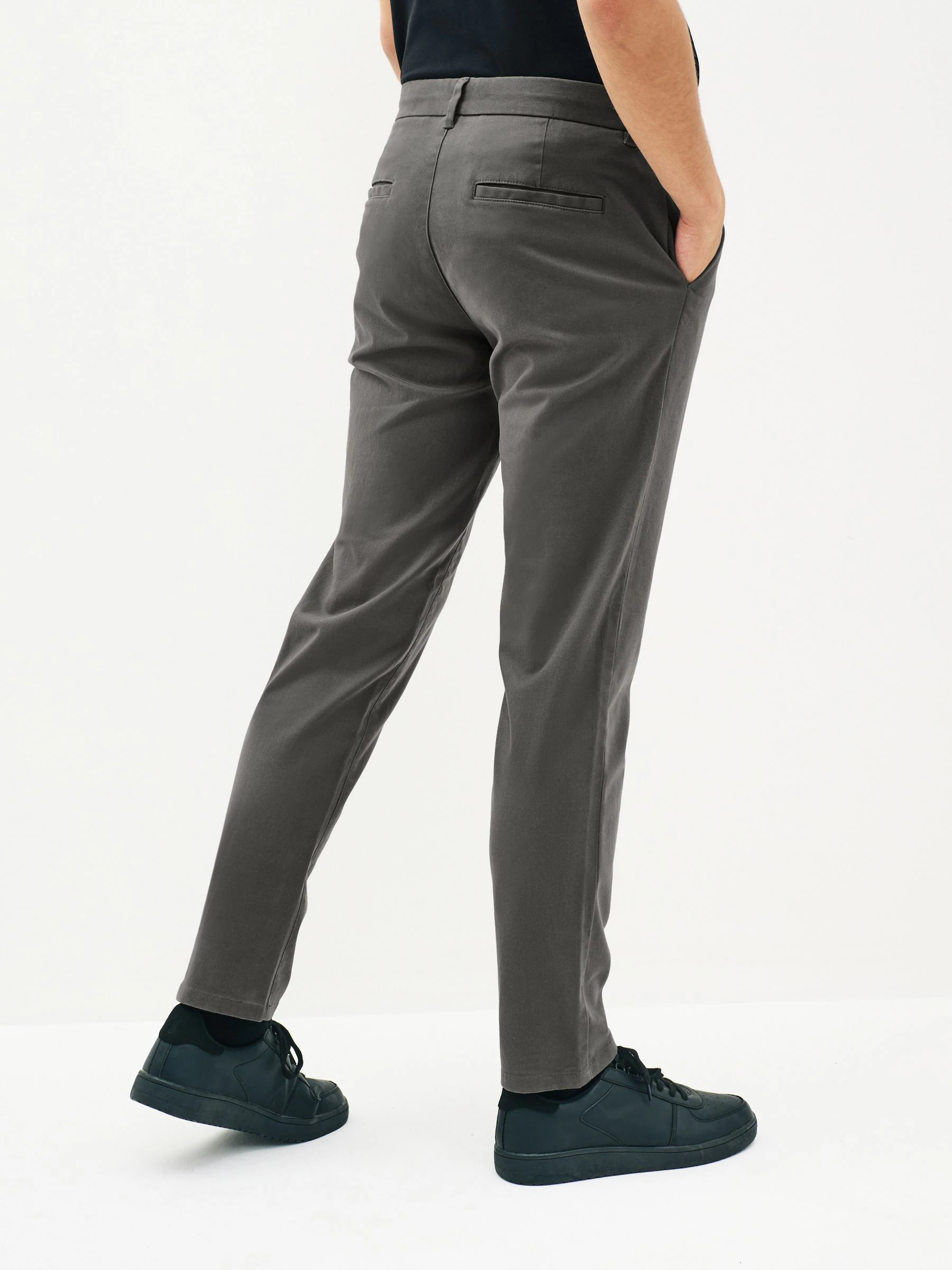 Donkergrijs - Standaard toelopende pasvorm - Stretchy chino