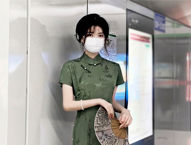Brondia - Midi Qipao met bladprint en korte mouwen