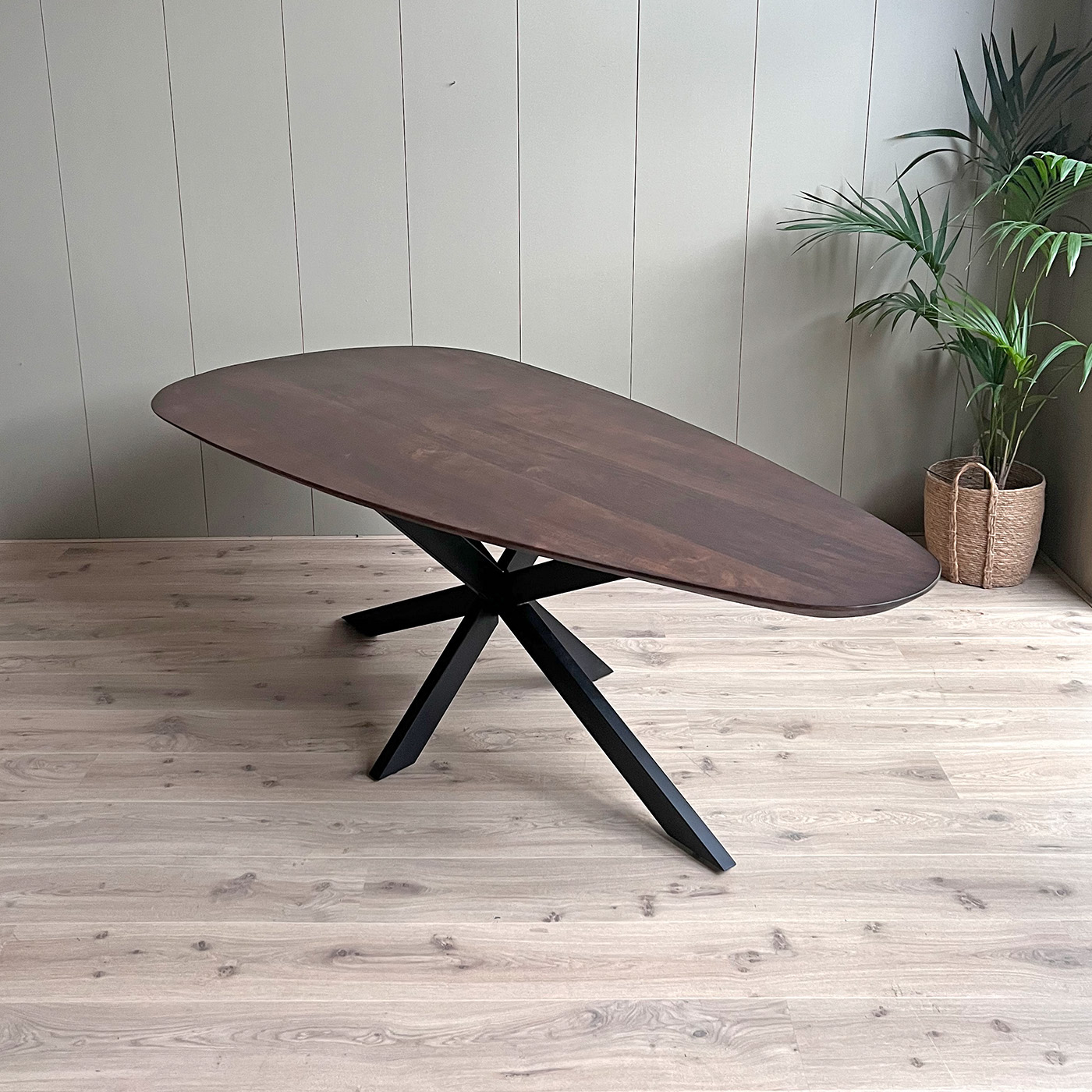 Eettafel organisch Druppel Eettafel mango organisch Druppel walnoot met spinpoot 160 cm