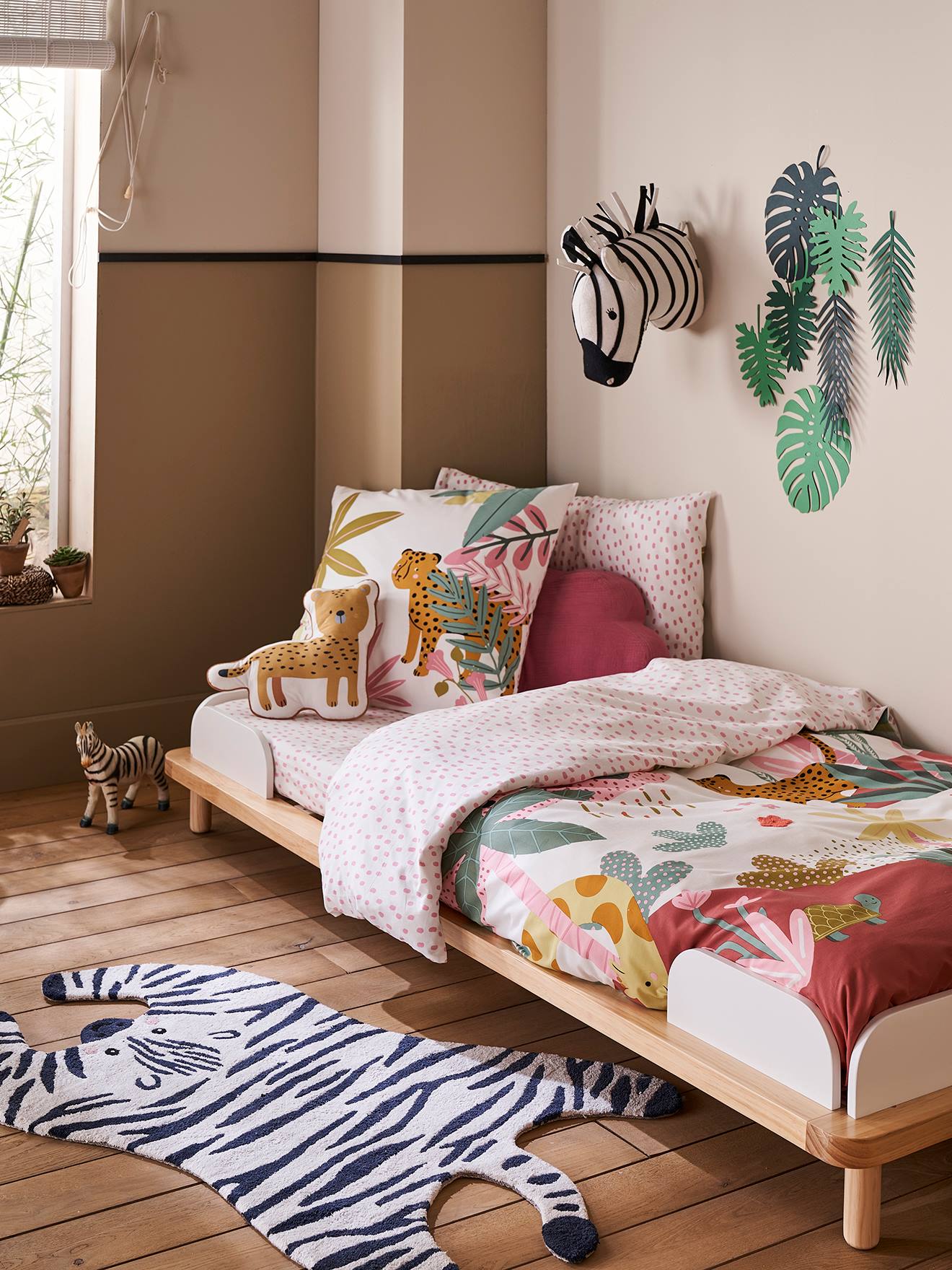 Conjunto infantil Pink Jugle com capa de edredom e fronha, branco claro liso com estampas.