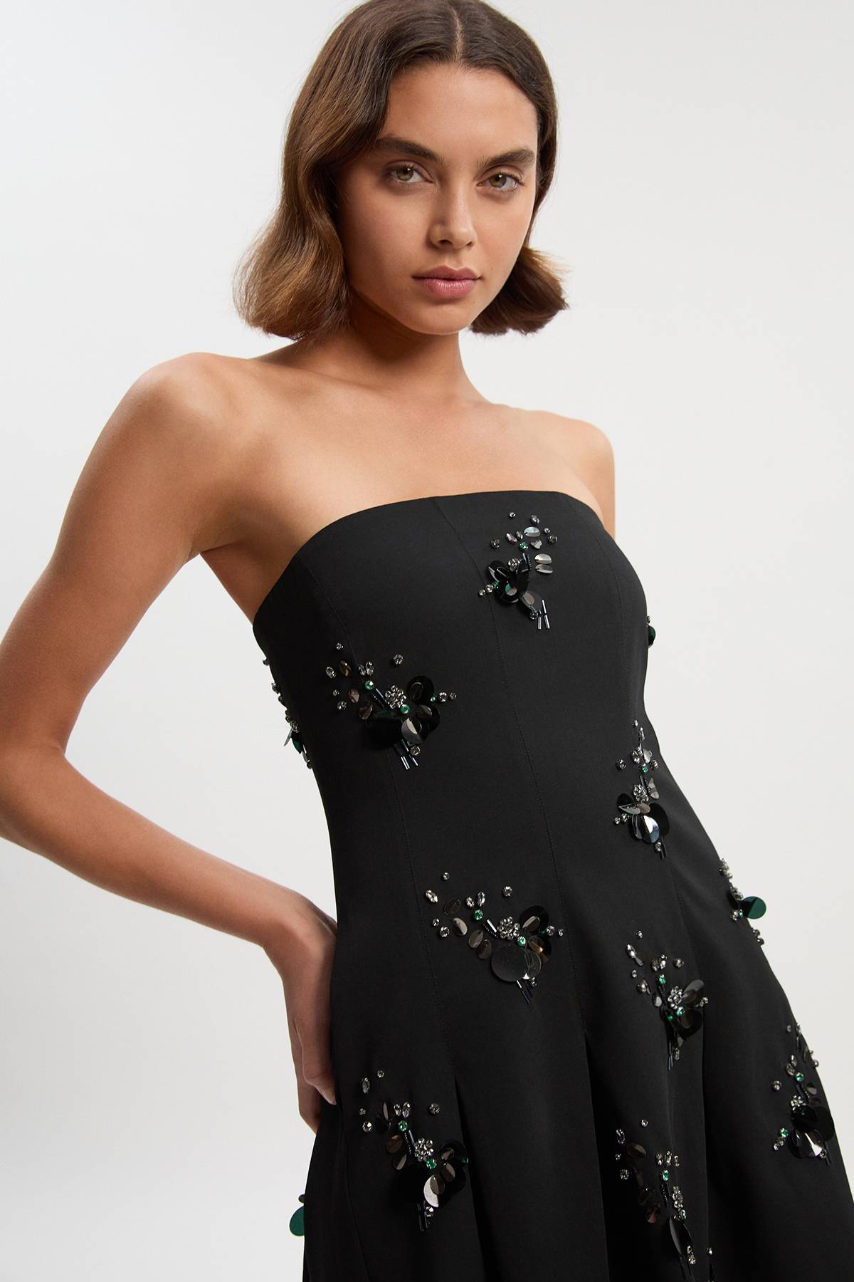 KarenMillen Robe Mini Bustier Ajustée Petite Ornée de Sequins et Cristaux en Grappe