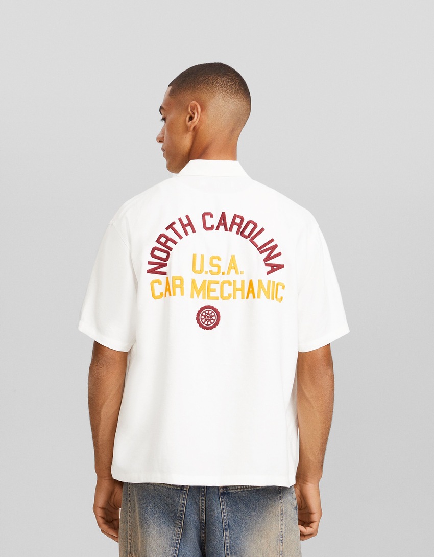 Camisa de manga curta bordada