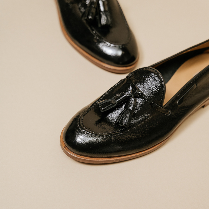 Mocassins à bouts ronds et pompons  en vernis plissé noir