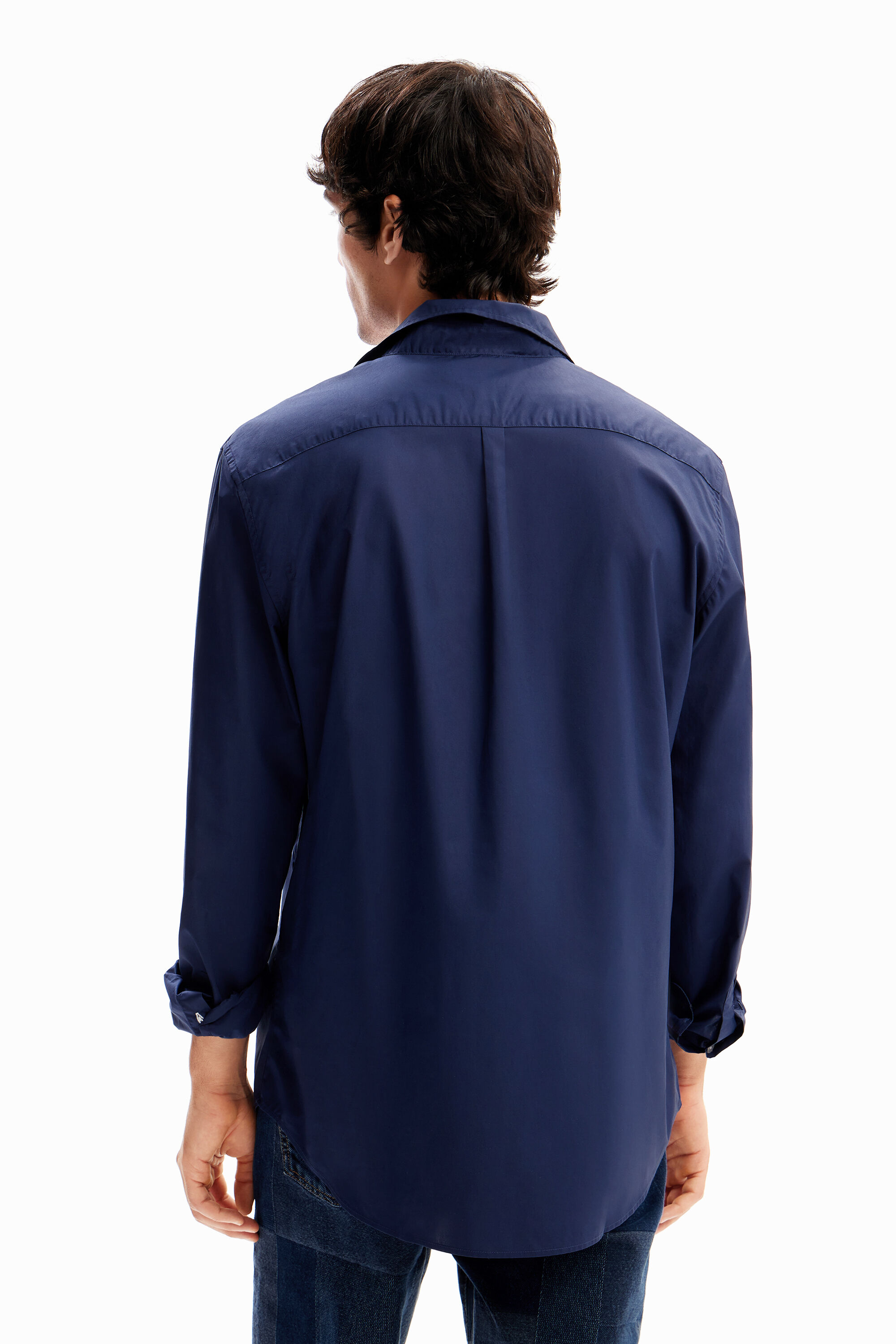 Camisa básica com detalhes contrastantes