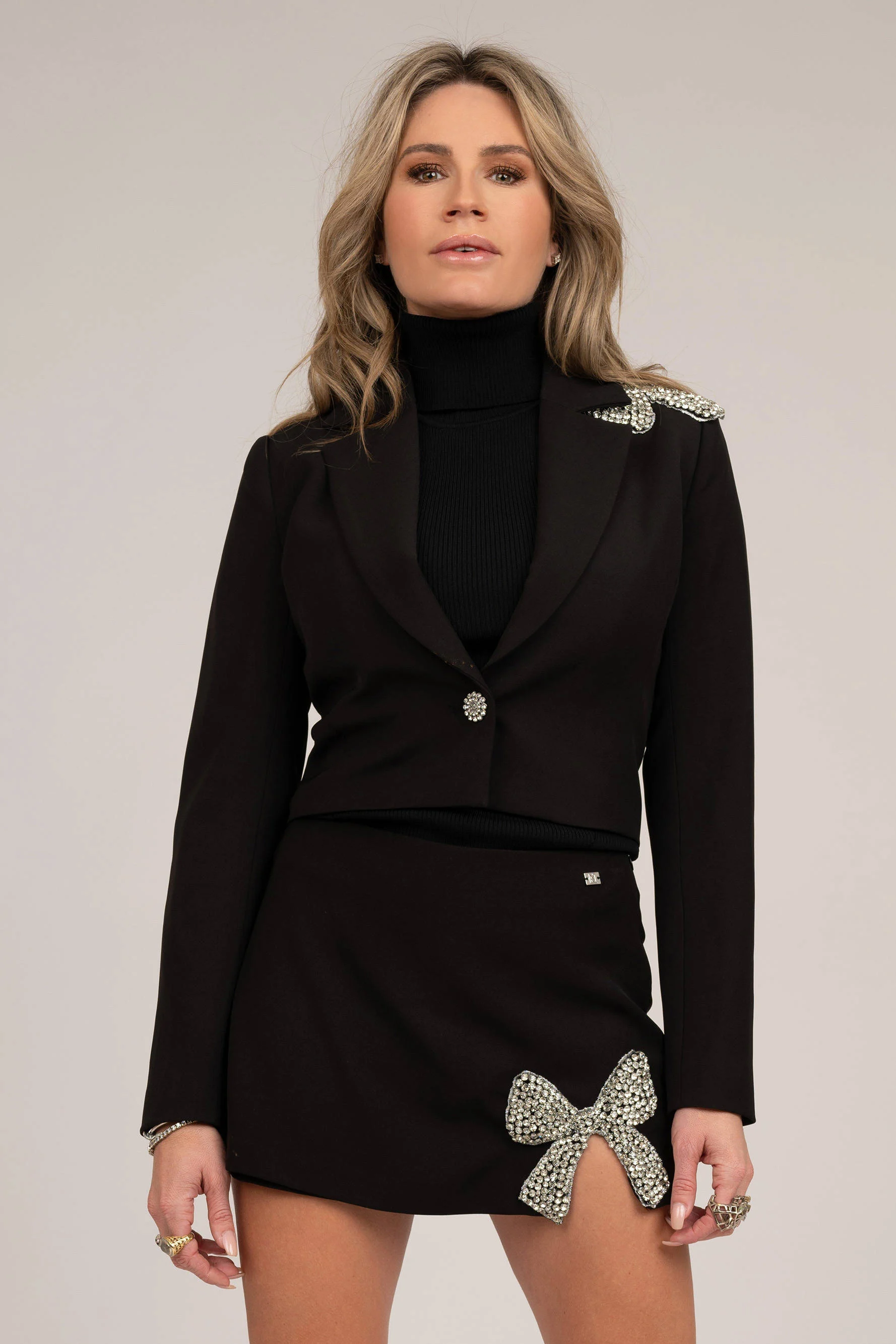 NIKKIE cropped blazer zwart