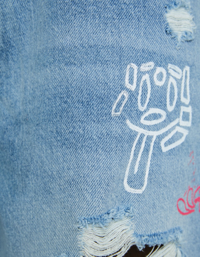Bermuda jeans estampada e rasgada