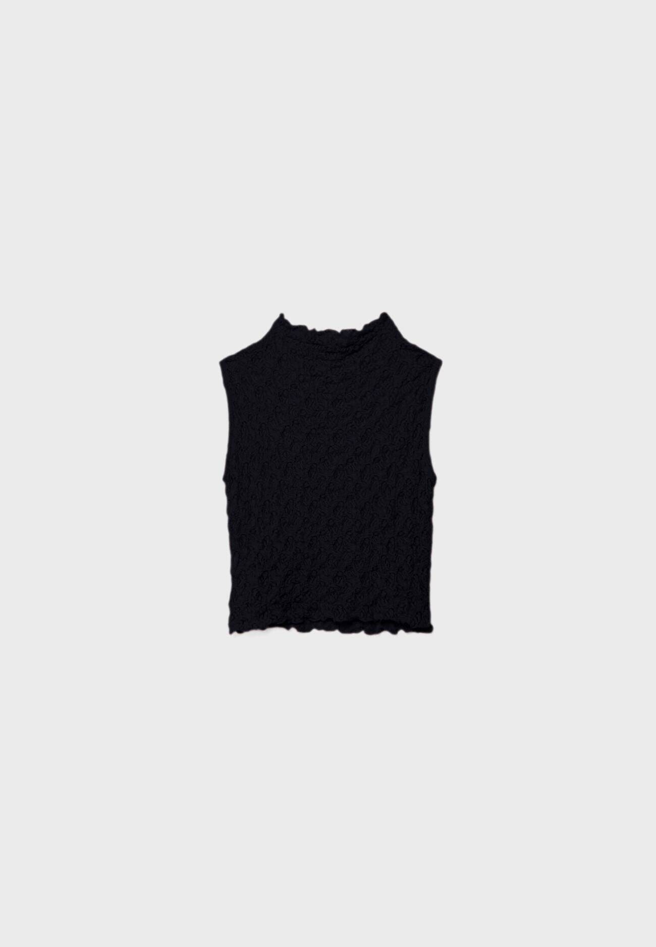 Blusa de gola alta com renda combinando