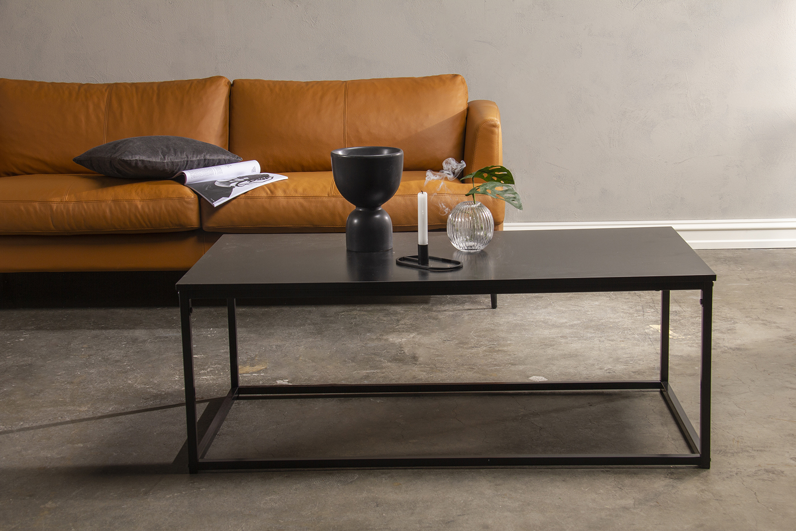 Nox sofabord Sort med sort metall understell. 120x60 cm.
