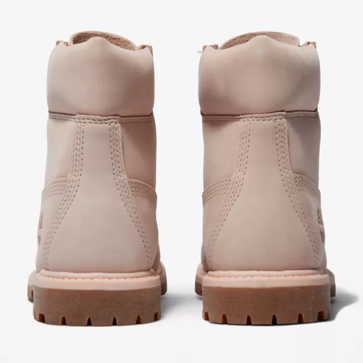 Bota Timberland Premium de 6 polegadas impermeável para mulheres na cor rosa claro.